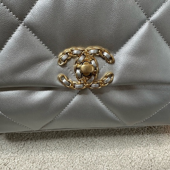 Brand new, authentic Chanel handbag - Picture 3 of 5